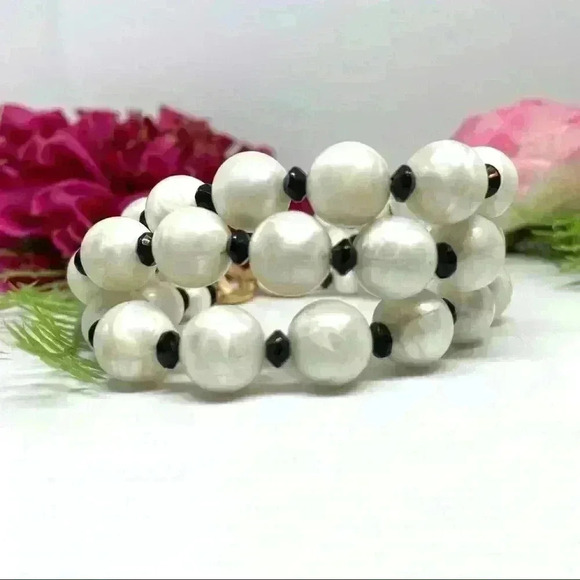 VINTAGE⚜️RARE TRIFARI CROWN Pearlescent Acrylic Beaded Bracelet - Picture 5 of 9